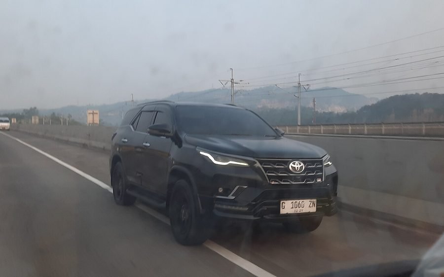 2021 Toyota Fortuner Sigma 4 in Attitude Black, photo 1 of 2