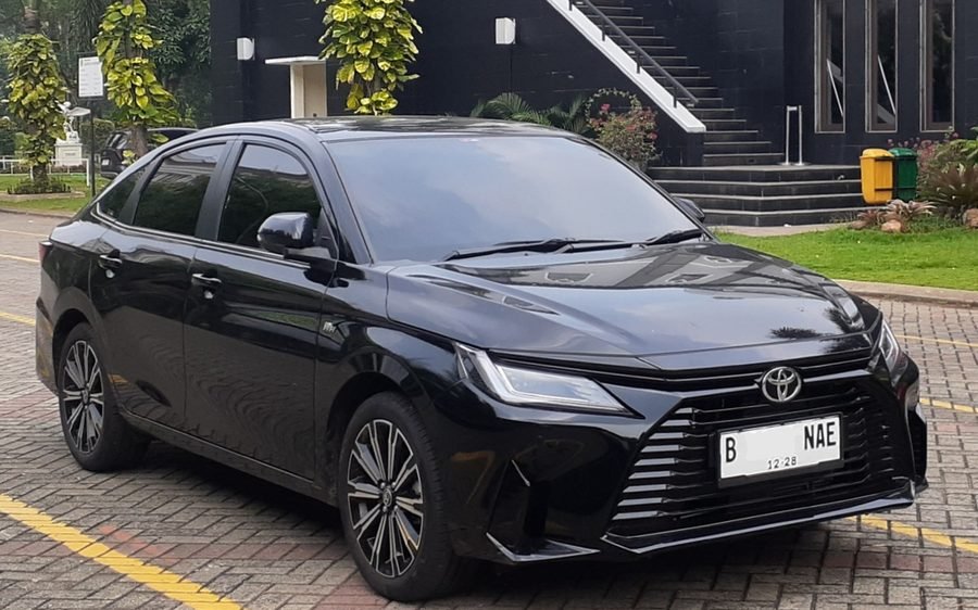 2022 Toyota Yaris ATIV X CVT 1.5 in Attitude Black, photo 1 of 5